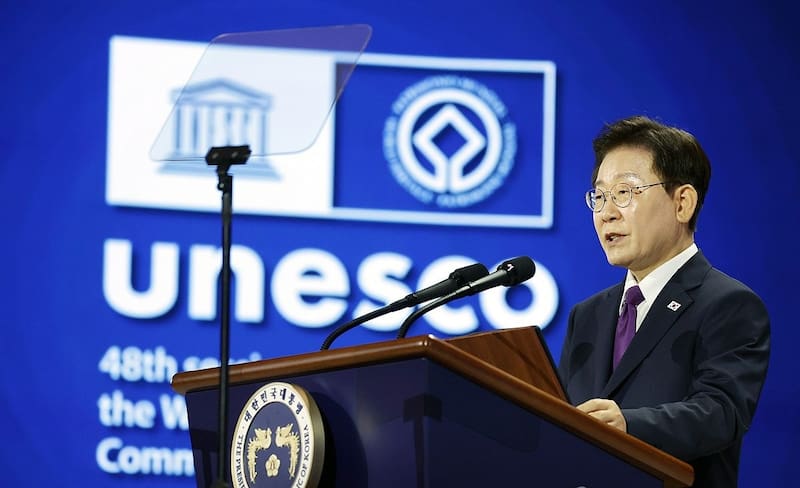 El presidente surcoreano Lee Jae Myung habló durante la ceremonia de apertura de la 48° sesión del Comité de Patrimonio Mundial de la UNESCO, en Busan