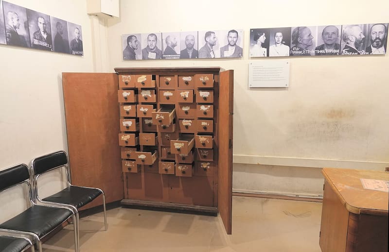 Sala utilizada para registrar el ingreso de las personas detenidas en Corner House, la antigua sede de la KGB en Riga.