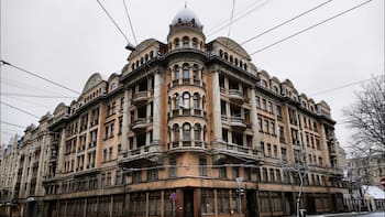 La brutal sede de la KGB en Letonia: el edificio donde la policía soviética interrogaba y torturaba a sus prisioneros