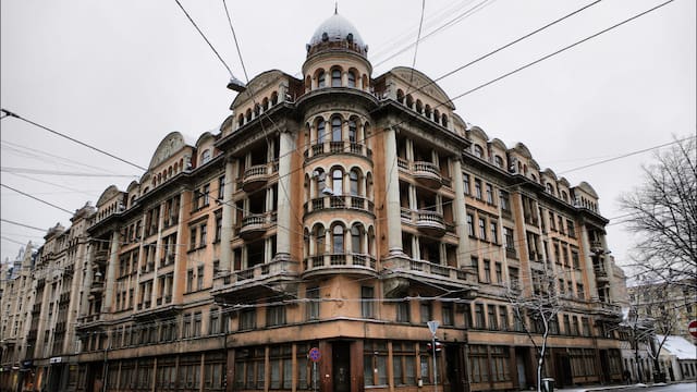 La brutal sede de la KGB en Letonia: el edificio donde la policía soviética interrogaba y torturaba a sus prisioneros