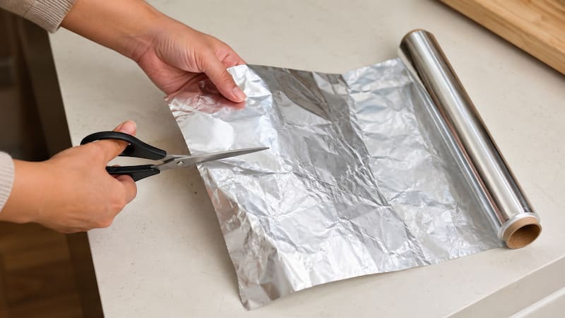 La técnica consiste en cortar varias capas de aluminio con la tijera para ayudar a pulir pequeñas irregularidades del filo y mejorar temporalmente su capacidad de corte.