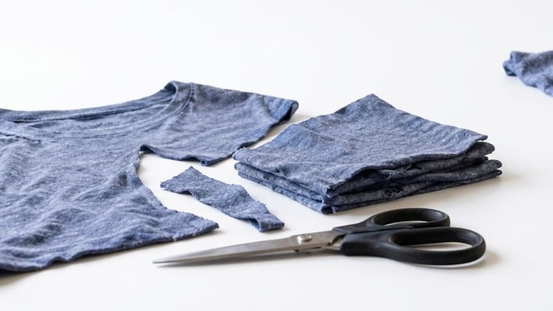 Reutilizar las remeras viejas es una alternativa económica para fabricar repasadores y trapos de limpieza para el hogar.