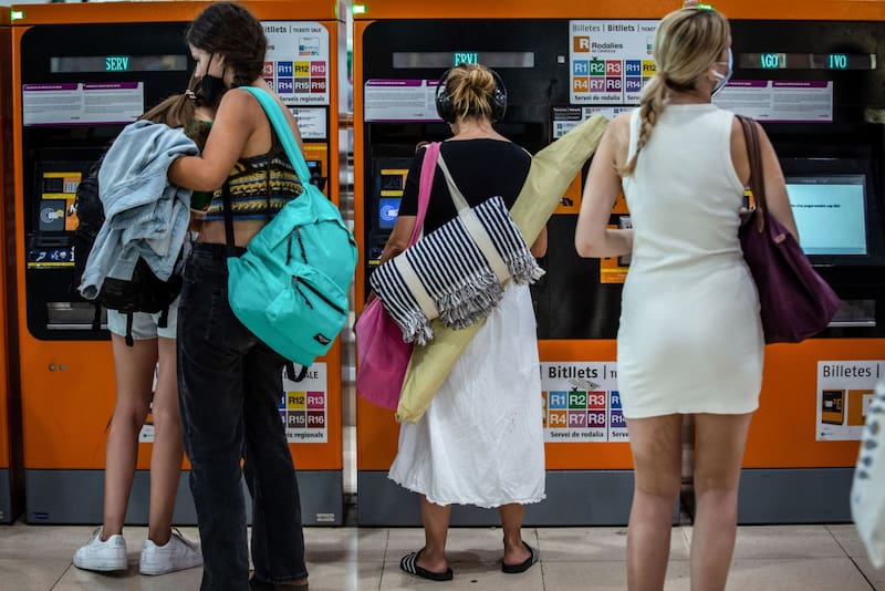 Oficial | El Gobierno prepara inversiones de 20.000 millones en transporte: el plan prevé mantenimiento de carreteras, mejoras para los trenes y autobuses. Fuente: Shutterstock