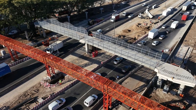 Se interrumpirá el tránsito de la Autopista Dellepiane en ambos sentidos entre Escalada y Av. Argentina desde este sábado a las 15 para montar una pasarela peatonal de 300 toneladas. Foto: AUSA.