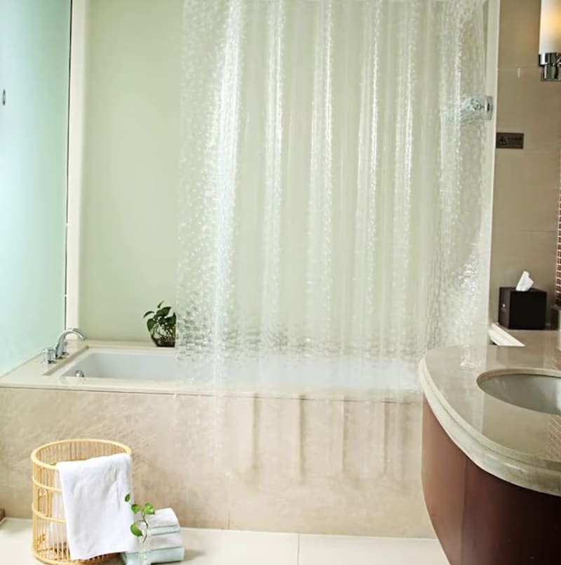 La cortina de ducha enrollable antimoho permite mantener el baño despejado cuando no está en uso y reduce la acumulación de humedad y suciedad.