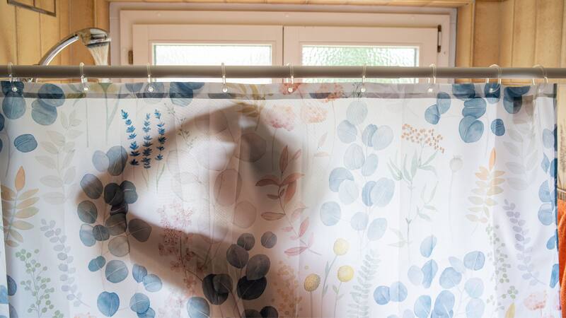 El vinagre blanco actúa como antifúngico natural: limpia, desinfecta y previene la reaparición del moho sin dañar los materiales. Fuente: Shutterstock.