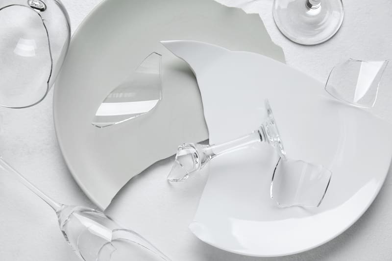 Experimentos con terrones de azúcar demuestran que la energía del impacto determina el tamaño de los fragmentos, pero no altera el patrón estadístico de su distribución. Fuente: Shutterstock.