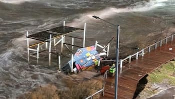 Olas de 7 metros, inundaciones y destrozos: pasó el ciclón extratropical por la Costa Atlántica y sigue la alerta