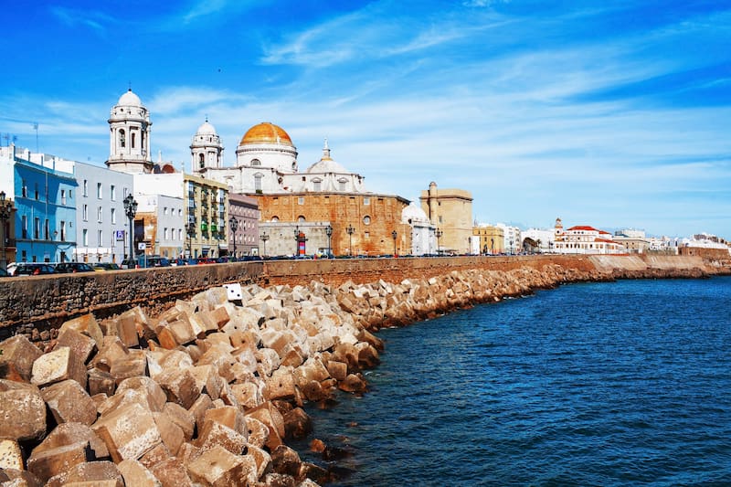 La combinación de litoral abierto y entorno urbano convierte a Tarifa en uno de los más valorados de la costa gaditana.