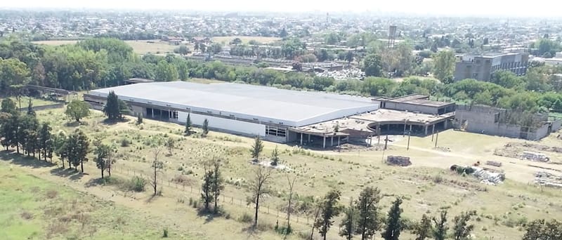 El predio de Isidro Casanova con la obra frenada