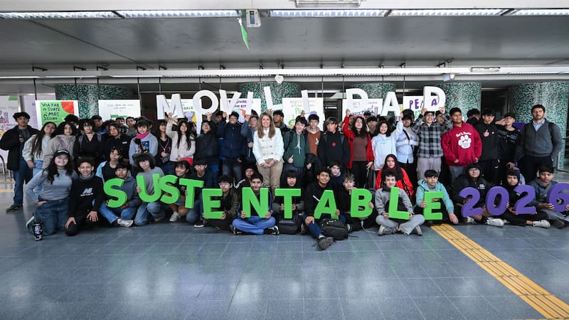 Emova celebró la semana de la movilidad sustentable con más de 100 estudiantes secundarios en la estación Facultad de Derecho.