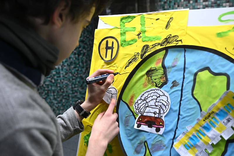 Los estudiantes que participaron del Programa Educativo de Emova realizaron una intervención artística colaborativa en la estación de Subte.
