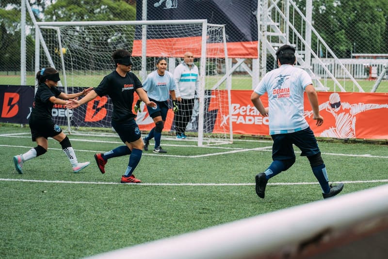 Foto: Integrantes del equipo de la Federación Argentina de Deportes para Ciegos (FADeC) juegan al fútbol con el equipamiento donado por Betano.