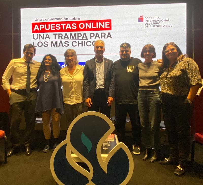 Frente a un ecosistema digital diseñado para atrapar, la culpa no es de los chicos y la única solución posible es el trabajo en red.