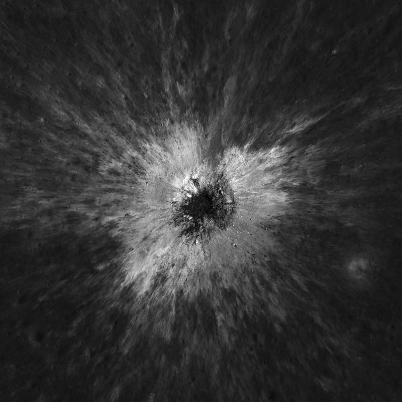 La NASA informó sobre la detección de un nuevo cráter en la Luna que se habría formado recientemente tras el impacto de un asteroide o cometa de gran tamaño.