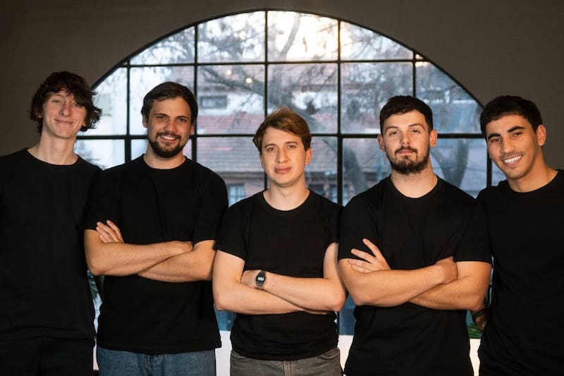 "Funciona de forma omnicanal, con app propia
para el local físico e integración con la tienda online, sincronizando un único perfil de cliente en
todos los canales", Loybox.