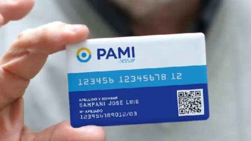 Un hombre sosteniendo la credencial de PAMI.