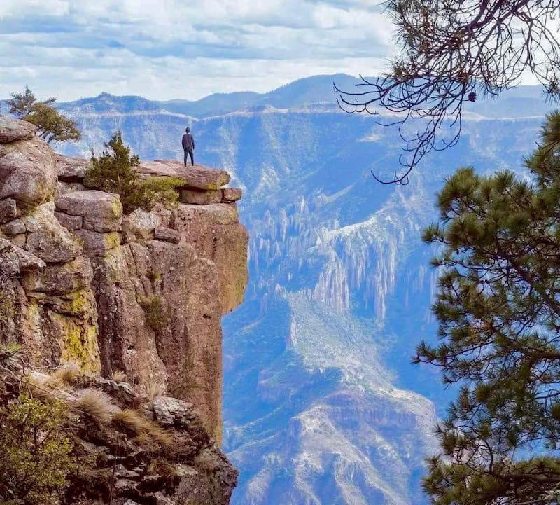 Este fascinante destino celebra 18 años como Pueblo Mágico y se asienta en pleno corazón de la Sierra Tarahumara.