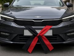 Por qué deberías colocar un cinturón rojo y uno negro en la parte trasera de tu coche y qué recomiendas