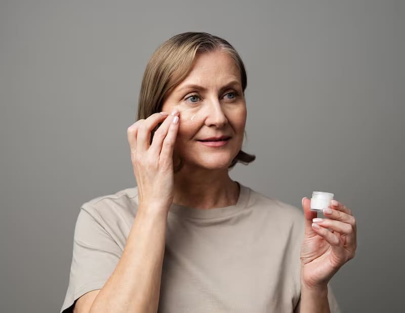 La crema antiarrugas preferida por la reina Letizia tiene un enfoque innovador en la regeneración celular. Este producto combate las arrugas y mejora la elasticidad de la piel.