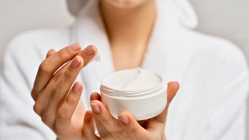 La crema facial contiene ingredientes como vitamina C, vitamina E y manteca de karité, destinados a mejorar la hidratación y la luminosidad del rostro.