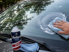 Colocar crema de afeitar en los vidrios y espejos del auto: para qué sirve y por qué todos lo recomiendan