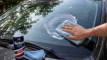 Colocar crema de afeitar en los vidrios y espejos del auto: para qué sirve y por qué todos lo recomiendan