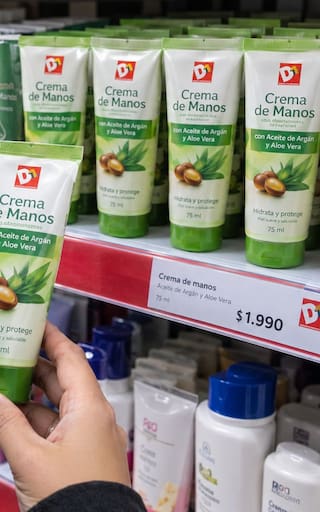 Tiendas D1 vende una crema de manos de aceite de argán y aloe vera que hidrata y protege la piel maltratada por menos de $2.000