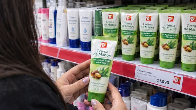 Tiendas D1 vende una crema de manos de aceite de argán y aloe vera que hidrata y protege la piel maltratada por menos de $2.000