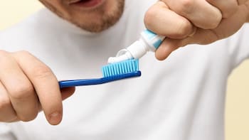 Alerta máxima | Descubrieron que esta pasta dental destruye los dientes por dentro y ya ordenaron retirarla de todas las farmacias