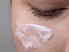 Jason A. Clark, dermatólogo: “Aplica crema hidratante en la piel justo después de salir de la ducha para evitar la pérdida de agua”