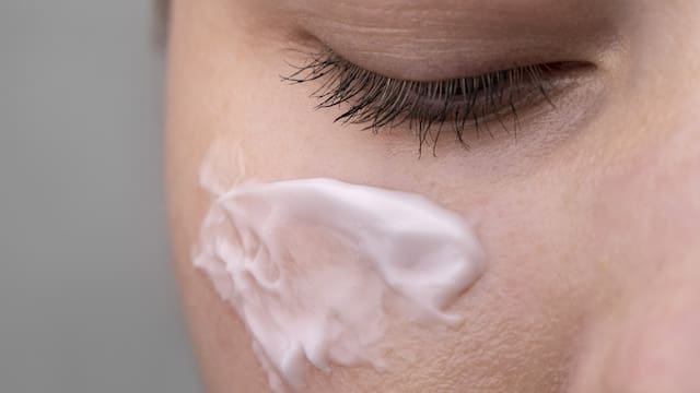Jason A. Clark, dermatólogo: “Aplica crema hidratante en la piel justo después de salir de la ducha para evitar la pérdida de agua”