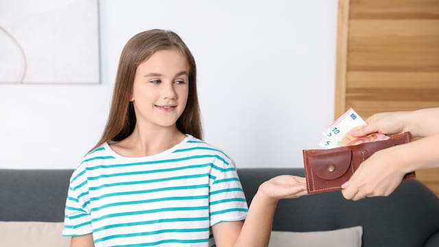 Tener un hijo en España ya cuesta lo mismo que un piso de 75 m² en el distrito 14 de Madrid: 346.586 euros hasta su emancipación