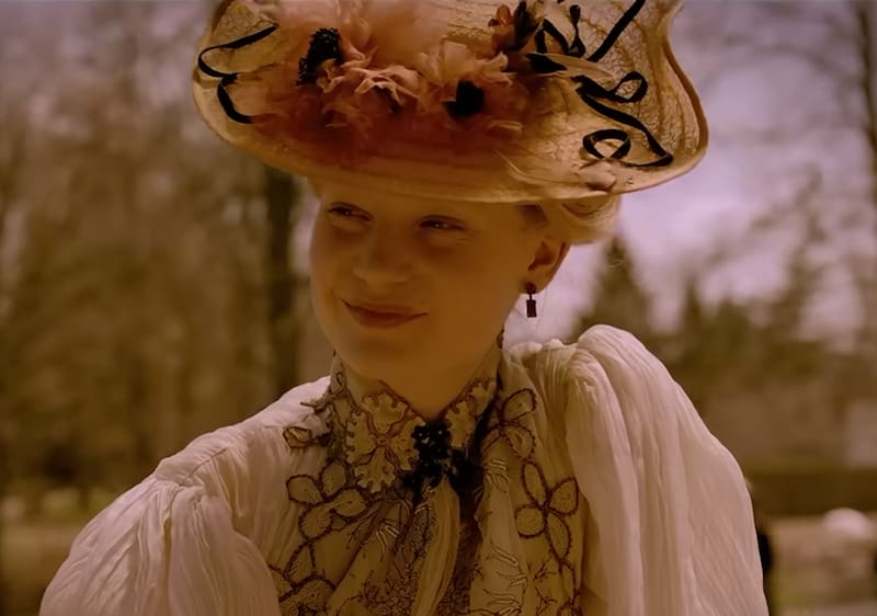 The production features a star-studded cast: there are world-renowned actors such as Mia Wasikowska, Tom Hiddleston, and Jessica Chastain.