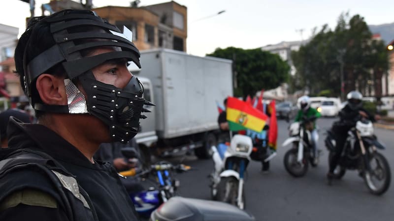 La ciudad de La Paz permanece aislada desde hace tres semanas. Los cortes provocan aumento de precios y desabastecimiento hospitalario.
