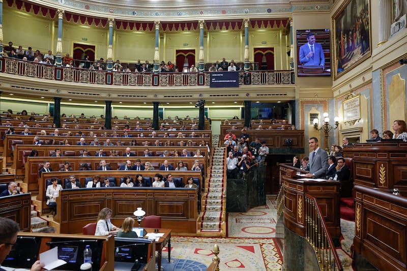 El presidente del Gobierno, Pedro Sánchez, interviene en el pleno en el que se debate y vota los decretos de vivienda del Gobierno celebrado este viernes en el Congreso. EFE/JJ Guillén