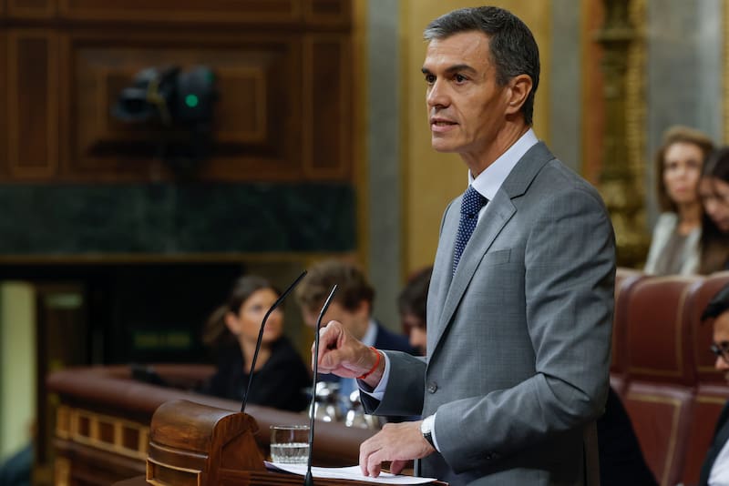 El presidente del Gobierno, Pedro Sánchez, interviene en el pleno en el que se debate y vota los decretos de vivienda del Gobierno celebrado este viernes en el Congreso. EFE/JJ Guillén