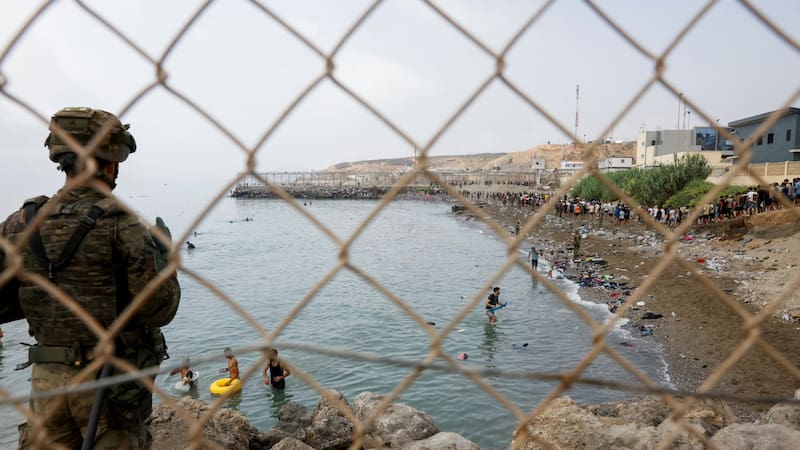 Las dramáticas travesías por mar y tierra dejaron un saldo trágico de al menos 24 muertos. Foto: Reuters.