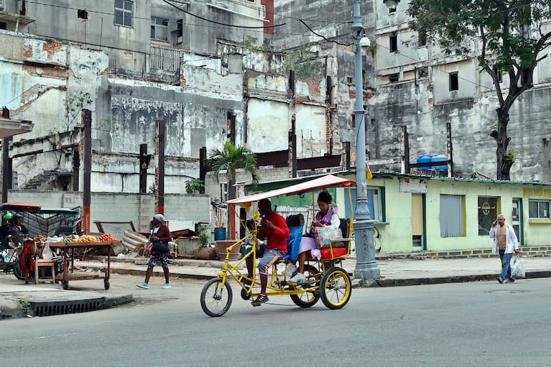 La empresa estatal Unión Eléctrica prevé apagones por la falta de suministro de petróleo que alcanzarán hasta el 58 % de Cuba. EFE/ Ernesto Mastrascusa