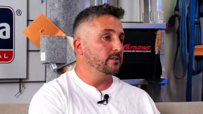 Cristian, albañil: “Los peones de ahora están más pendientes del celular que de la obra”.