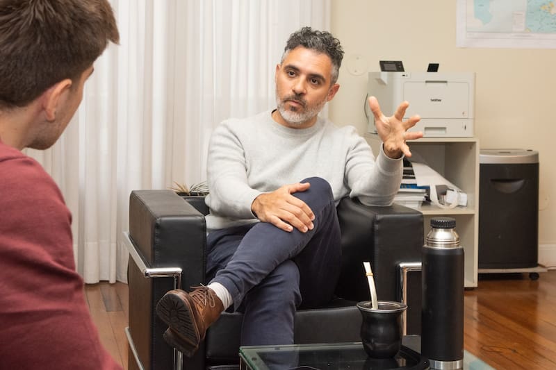 Cristian Girard en diálogo con El Cronista en su oficina de La Plata (Fuente: ARBA)