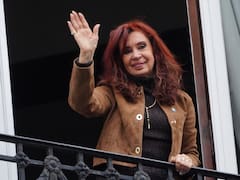Cristina Kirchner salió al balcón y saludó a la militancia: el reclamo del PJ por su libertad en el Día de la Lealtad