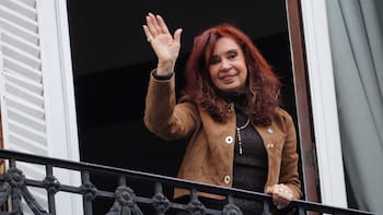 Cristina Kirchner salió al balcón y saludó a la militancia: el reclamo del PJ por su libertad en el Día de la Lealtad