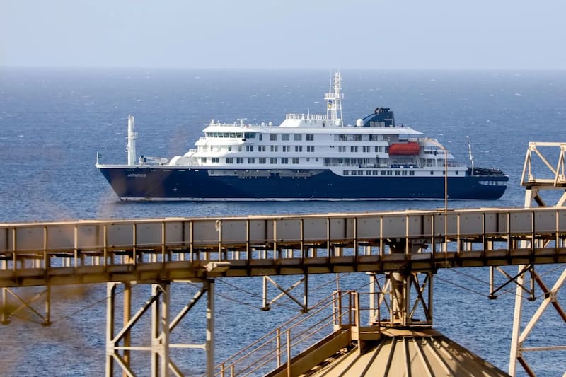El crucero MV Hondius permanece bajo monitoreo sanitario internacional en el Atlántico.