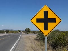 Qué significa la señal de tránsito con una cruz negra sobre fondo amarillo y por qué es importante