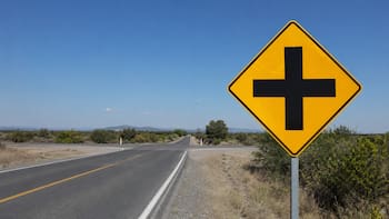 Qué significa la señal de tránsito con una cruz negra sobre fondo amarillo y por qué es importante