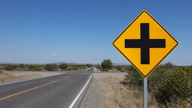 Qué significa la señal de tránsito con una cruz negra sobre fondo amarillo y por qué es importante