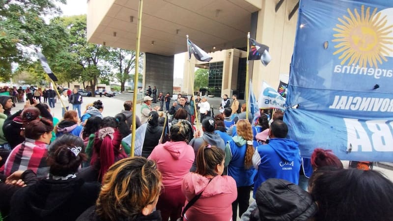 Miles de trabajadores se movilizaron en los Tribunales Federales de Córdoba para frenar el intento de cierre del programa Volver al Trabajo. Foto (CTA)