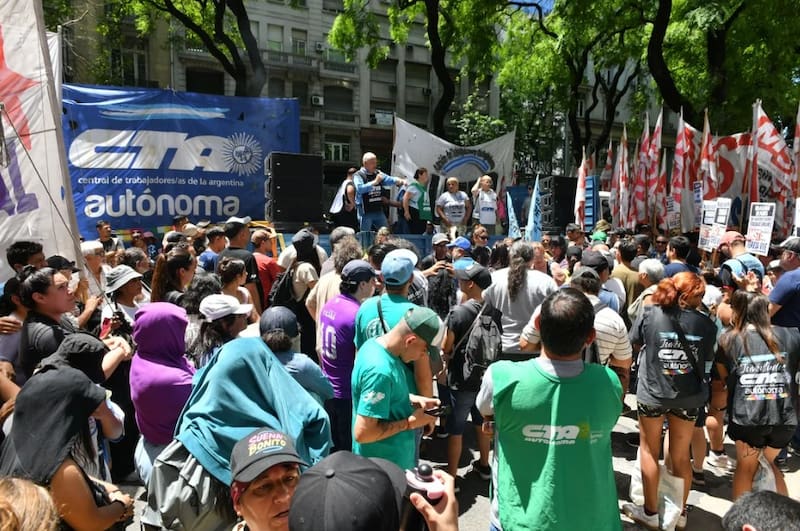 Este miércoles se movilizaron reclamando la actualización del Salario Mínimo Vital y Móvil las dos CTA y organizaciones sociales. Foto: NA