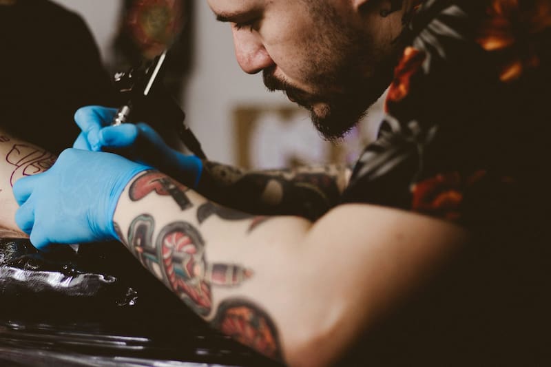 Estudio confirma cuál es el verdadero significado de las personas con tatuajes